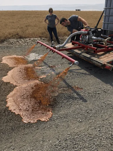 Application of sulfur-free lignin for road dust abatement